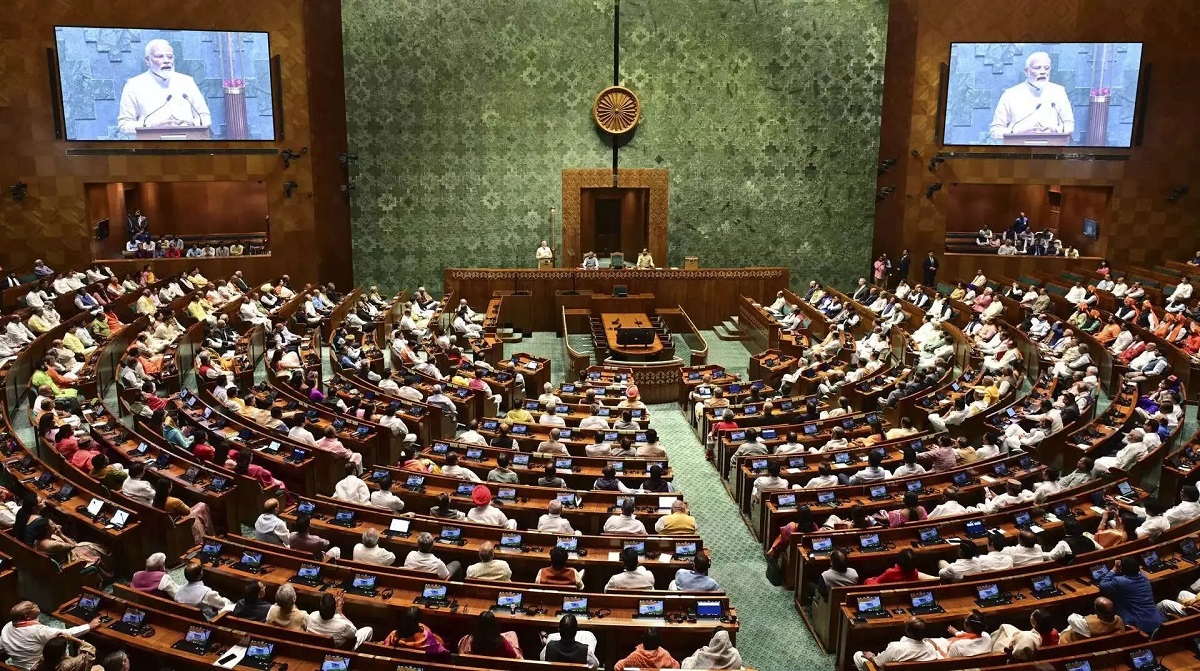 Parliament Session: લોકસભામાં હોબાળો થવાની સંભાવના, I.N.D.I.A.એ સંસદ પરિસરમાં કર્યો વિરોધ