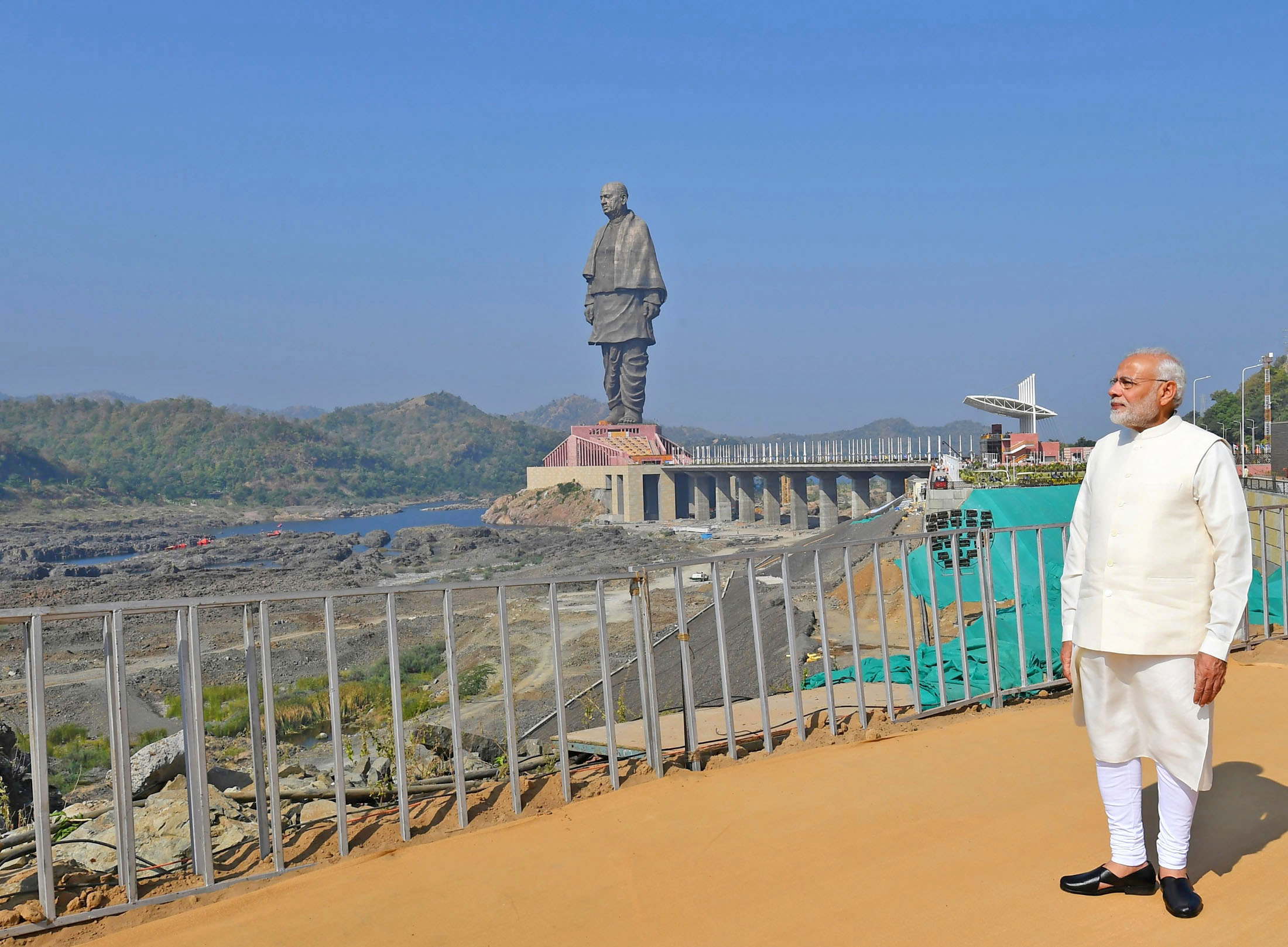 The Prime Minister Shri Narendra Modi dedicates the ‘Statue of Unity to the Nation on the occasion of the Rashtriya Ekta Diwas at Kevadiya in Narmada District of Gujarat on October 31 2018 1