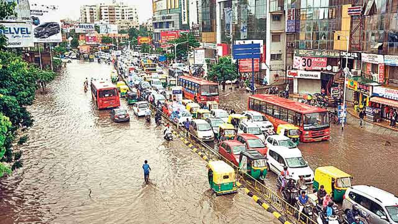 Due to heavy rains in Gujarat 6 people died roads in Ahmedabad started looking like a river