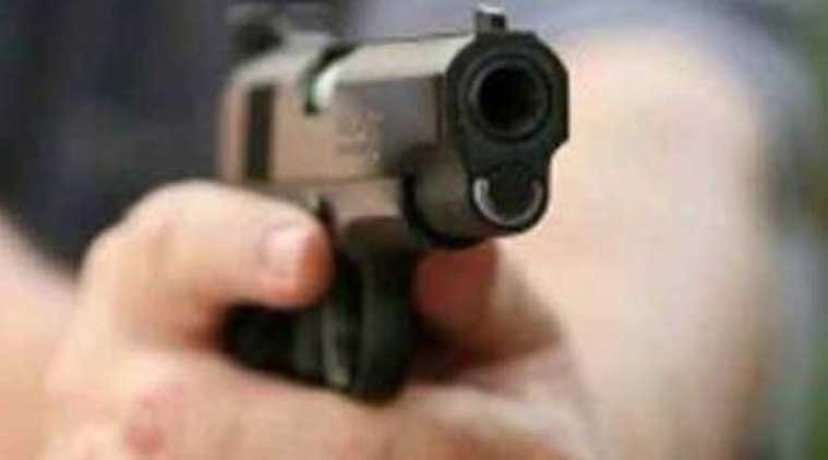 Lucknow A pistol was snatched from a returning constable and he was shot