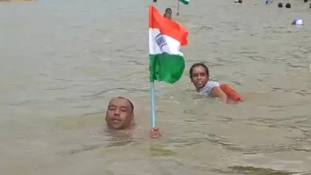 A water tricolor procession was taken out in Narmada river holding the tricolor in hand