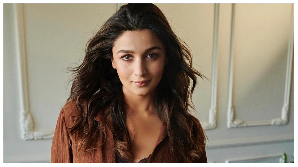Alia showed baby bump in her tight dress see pictures