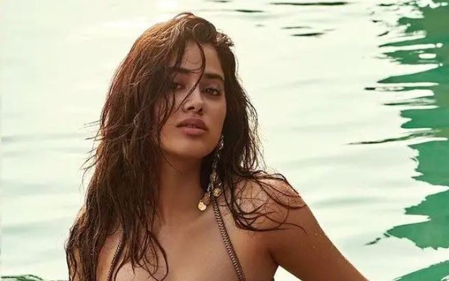 Janhvi Kapoor wraps stars on her body to show her body you will be shocked to see the photo