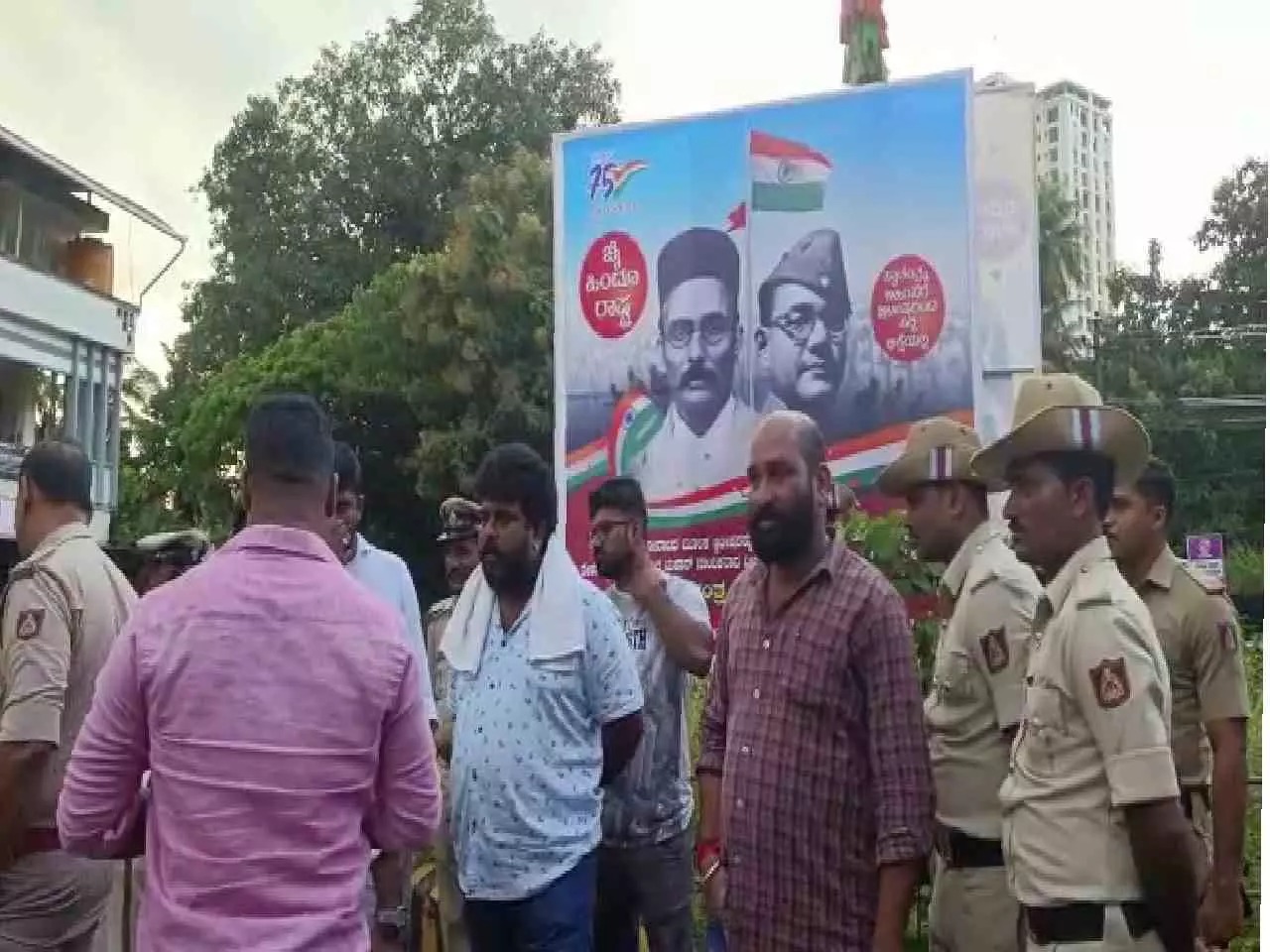 Picture of Bose with Savarkar in Udupi Karnataka captioned Jai Hindu Rashtra