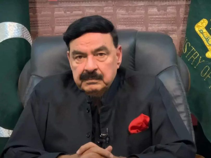 Shameful act of Sheikh Rashid close to Imran during live TV debate VIDEO Viral