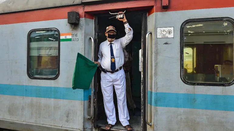 The Ministry of Railways took a big decision now there will be no guards in the trains know why