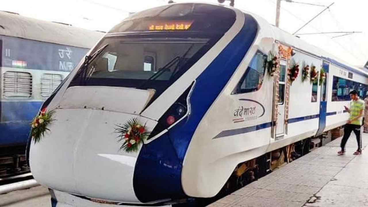 8762 Vande bharat train