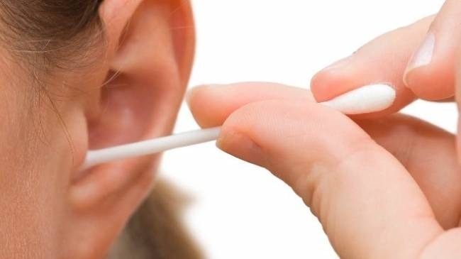 Ear wax removal Dont forget to insert hairpins and matchsticks into the ears this is the right way to remove the dirt.