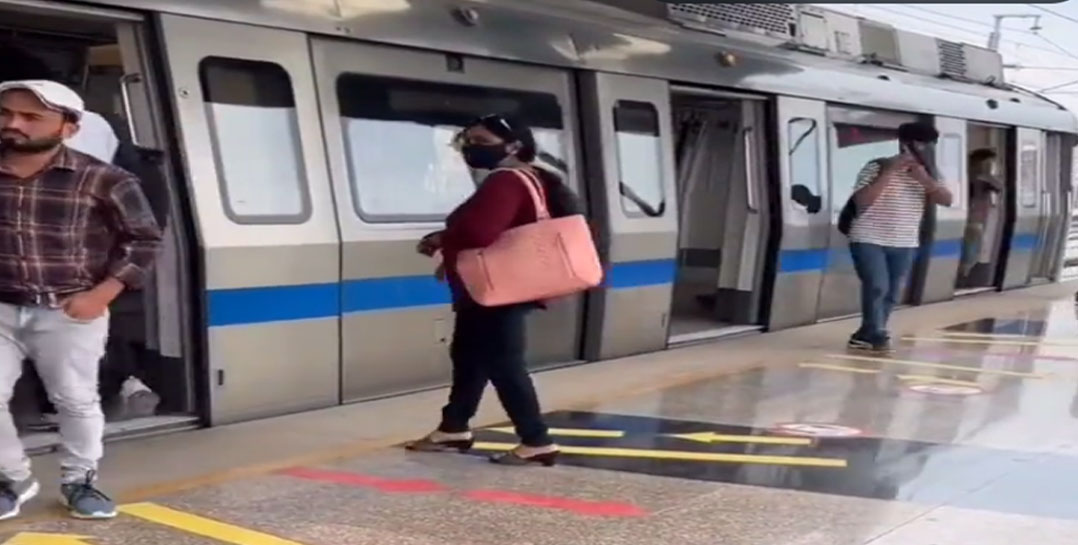 Girl steals mobile at metro station in the blink of an eye you too can become a victim of this