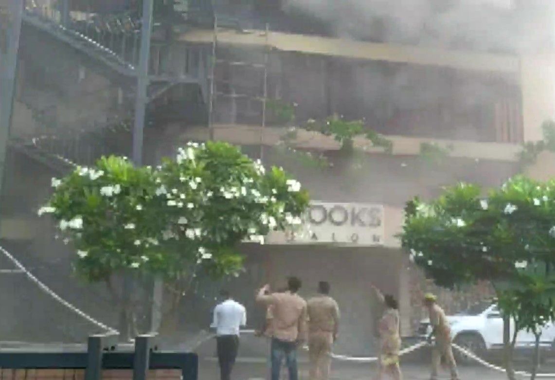 fire in lucknow levana hotel in hajratganj rescue operation