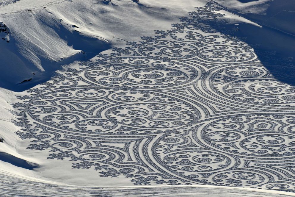 The artist created a tremendous work of art by walking on snow mountains