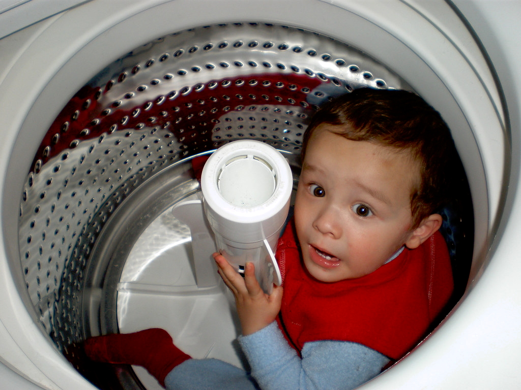 kid in washingmachine